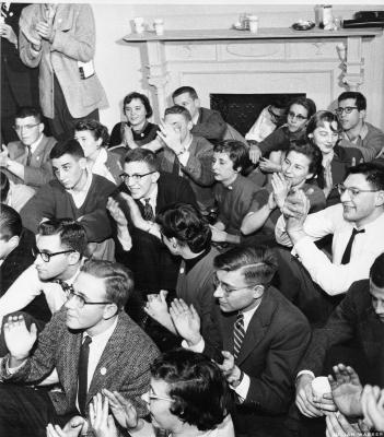 Crowd in living room of Phi Alpha fraternity applauding Dave Brubeck Quartet (University of Pennsylvania, Philadelphia, Pennsylvania)