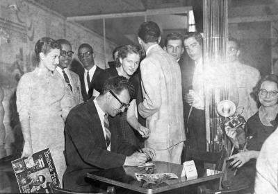 Dave Brubeck signing autographs (Blue Note, Chicago, Illinois)