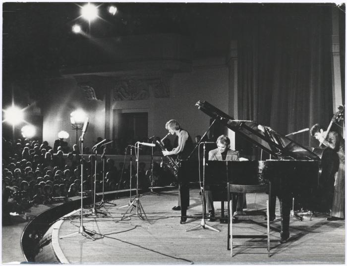 Dave Brubeck at piano, Gerry Mulligan, Jack Six in performance (Warsaw, Poland)