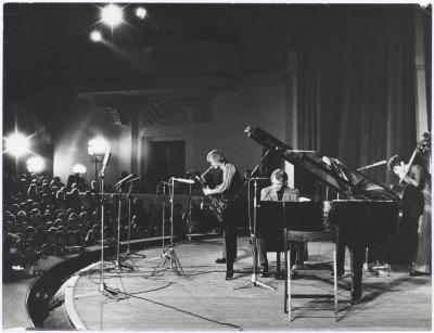 Dave Brubeck at piano, Gerry Mulligan, Jack Six in performance (Warsaw, Poland)