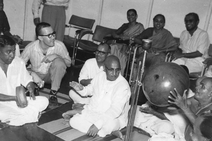 Joe Morello observing unidentified Indian percussionists (Madras, India)