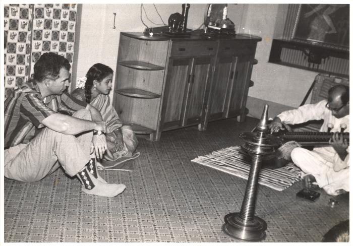 Dave Brubeck, unidentified woman listen to Balachander (Madras, India)