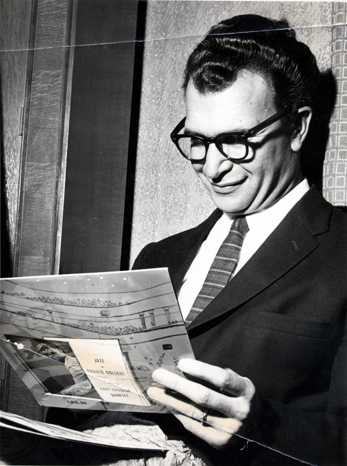 Dave Brubeck looking at the album "Jazz at Pacific College" (Leeds, United Kingdom)