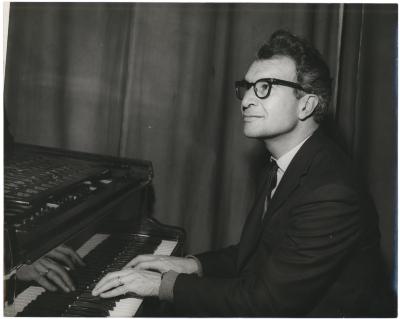 Dave Brubeck at the piano, hands reflected (London, United Kingdom)