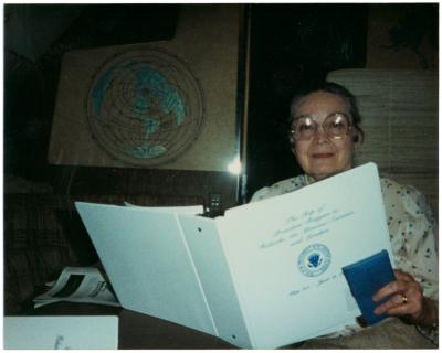 Iola Brubeck reading Air Force One en route to Moscow (Russia)